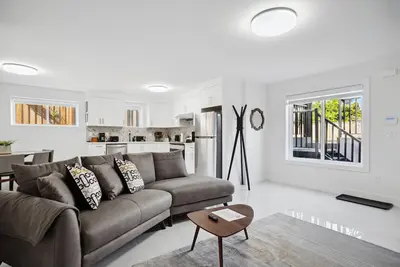 Image de Bright Modern 2br/2ba Family-Friendly Luxury Stay | Close to Sfu and Brentwood
