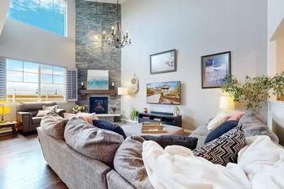 Image de Peaceful and Spacious~Sleeps 10, Large yard, Fire-pit, Grill, Hot-Tub, Ping Pong~