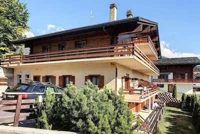 Image de Un bel appartement composé d’un hall d’entrée ouvrant sur une cuisine ouverte avec salle à manger, u