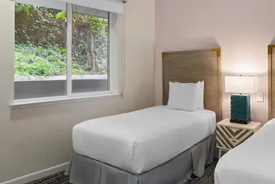 Image de Beach-Side 2br Resort Condo • Sleeps 6 • Pool • Hot Tub • Gym • Near Pier