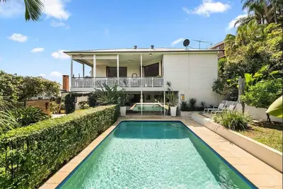 Image de New - Clayfield classic home, with beautiful mountain & city views close to city