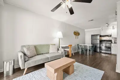 Image de Cozy Studio Walk to Ut & Moody 7 Min to Acl