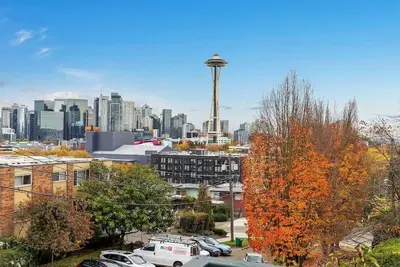 Image de Perch - Aloha View Retreat w/parking & Space Needle Glow!