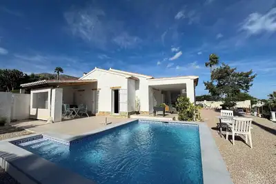 Image de Charmante maison de vacances avec piscine privée dans une impasse tranquille.