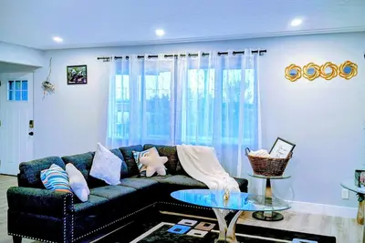 Image de Executive Suit ~King Bed |7 Min to Dt & Cw Stadium/ Rw. Family and Pet-Friendly!