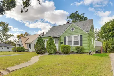 Image de 1 Mi to Dtwn Burlington: Modern Home w/ Yard!