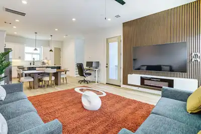 Image de 6 Mi to Nrg Stadium! Modern Unit w/ Yard