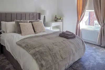 Image de Free parking, 15 mins walk to Railway Museum and 30 mins walk to train station.