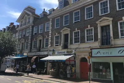 Image de A Huge 4-bed apartment in Eastbourne, moments from the pier and seafront!