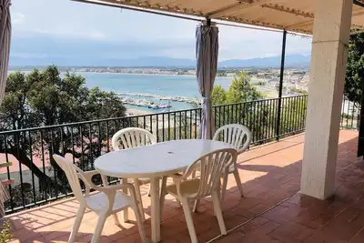 Image de Bella Vista. Oasis de tranquilidad en Roses: apartamento moderno con terraza y vistas al mar.