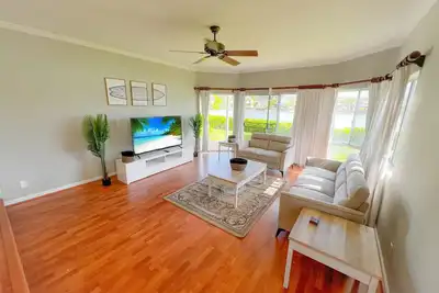 Image de Waterfront Bliss at 3-Bedroom Tropical Townhouse