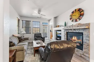 Image de Spacious, ground floor 2 bedroom with private patio, 2 dining areas and upscale,