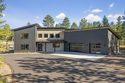 Image de 3 King Suites! Hot Tub, Drive-Thru Driveway! Oversized Garage, Open Living!