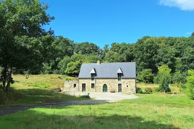 Image de Moulin breton historique entre nature, rivière et mer