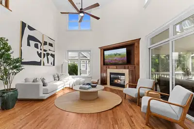 Image de Modern Lake Oconee Home|Lake Access • Fire Pit • Porch