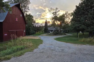 Image de Staying at this Country Retreat Supports a Nonprofit Animal Rescue