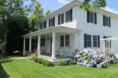 Image de Bright spacious downtown home w/ guest house; walk to beach & lighthouse