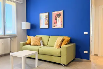 Image de Découvrez l'appartement Dante, une élégante résidence située dans un quartier calme à seulement 15 minutes de Florence. Meublé avec goût et doté de finitions de qualité, cet appartement est conçu pour ceux qui veulent un environnement raffiné