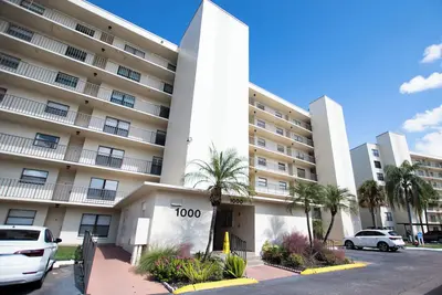 Image de 2-bedroom, 2-bath condo featuring off street parking, laundry in unit, pool, marina, bar, and golf course on site.