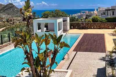 Image de Maison de vacances 'Luxe - Macenas Resort Piscine' avec vue mer, Wi-Fi et climatisation