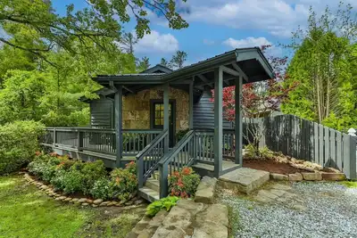 Image de Mountain chic cottage in the center of Downtown Highlands! -- New Listing