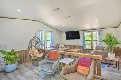 Image de Relax at this lakefront getaway on Lake Tawakoni in Quinlan, Tx! This 2br/2ba home sleeps up to 10 and features a chef’s kitchen, screened patio, fenced yard, fire pit, and grill—perfect for families, friends, and pets.