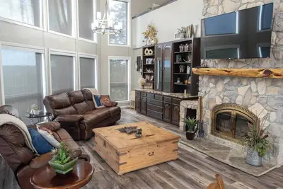 Image de Peaceful 4-Bedroom Country Retreat – Sleeps 12<br>Relax in this spacious home with 7 beds, cozy furnishings, and a snooker table. Enjoy elevated views, serene sunsets, and a calm, family-friendly escape in Gainesville, Texas