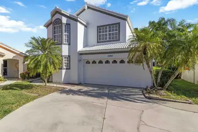 Image de Palm Villas community. Clubhouse, heated pool and social calendar to keep you busy. Close to I-75 &  several beaches.