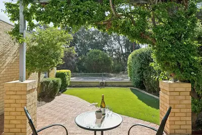 Image de Luxury Lakefront Getaway | City & Wineries |500MBs