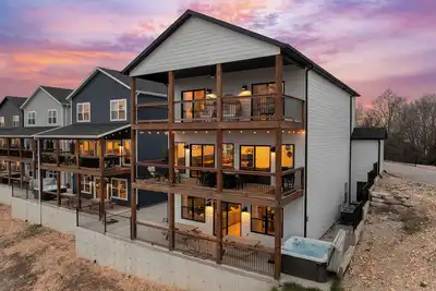 Image de 18 Bedrooms-46 guests-2 Homes-Game Rooms-Stunning Views-Large Groups/Families