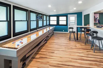Image de Large Group Housing with Shuffleboard table.