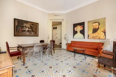 Image de Historic 19th-Century Apartment with Balcony Overlooking Plaza