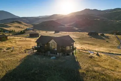 Image de Visit Yellowstone and Soak in Local Hot Springs! Gorgeous Mountain Views!