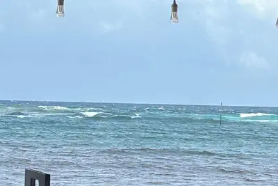 Image de 2-bedroom condo in welcoming West Bay with fitness room, Ac