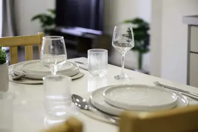 Image de Panoramic City Views – Elegant 2br, 2 Min to Metro