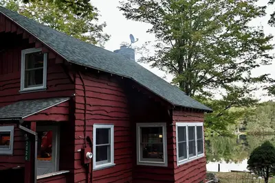 Image de Mountain top private lake cottage includes canoe & rowboat, fireplace & firepit