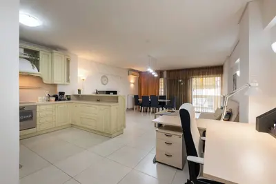 Image de Modern 2br apt: hot tub, private parking, steps from metro