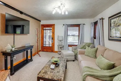 Image de 1 Mi to Akron Zoo: Ranch-Style Home w/ Yard!