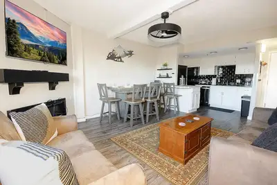 Image de Sc 1319 | Alpine Retreat | Cozy Nights & Warm Fireplace, Free Hot Tub