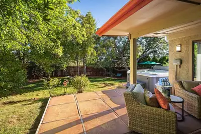 Image de Lush Backyard, Hot Tub, Grill, Covered Patio