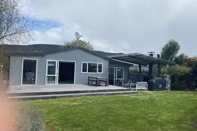 Image de Cosy, well located Manapouri bach