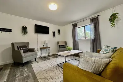 Image de Juniper Den at Uptown Estates- Stay • Explore • Belong