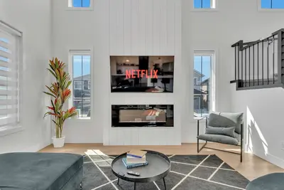 Image de Lux Family Home 10min to West Edmonton Mall•A/C•Game Room-PingPong, Foosball etc