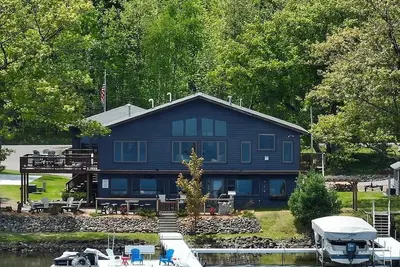 Image de Historic Waterfront Estate on Grindstone Lake