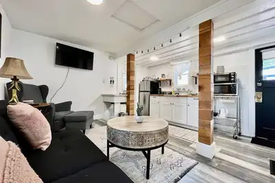 Image de Aspen Suite at Uptown Estates – Stay. Explore. Belong.