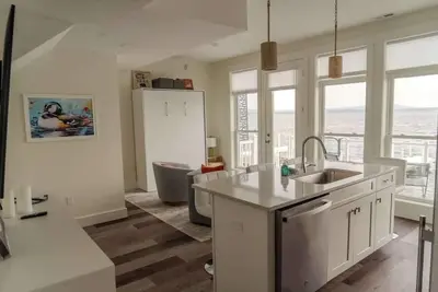 Image de Lake Life, Modern Style! W/Hot tub and Kayaks!