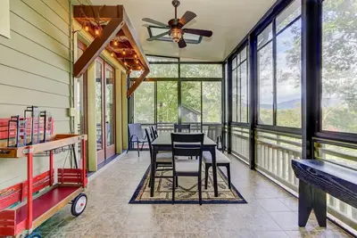 Image de Choctaw Getaway - Scenic Sips, Fun Games, Movie Nights, Golf, Tennis, & Swimming