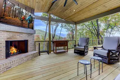 Image de Serenity's Edge - Fireside Sips, Mountain Vista, Movie Nights, Golf & Swims