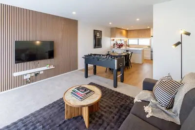 Image de Game Day Getaway | 2br Townhouse + Parking