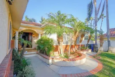 Charming 3 bedroom pool home in Downey